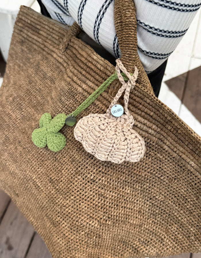 Breloczek szydełkowy muszelka z raffii charms do torebki LILLABEL