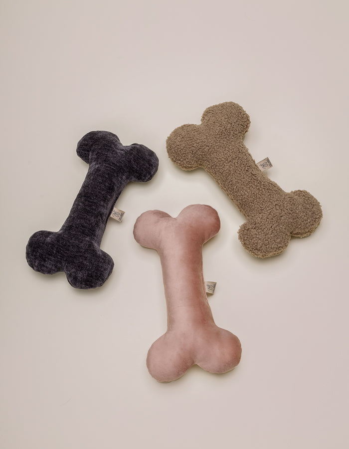 Pluszowa kość FETCH charcoal