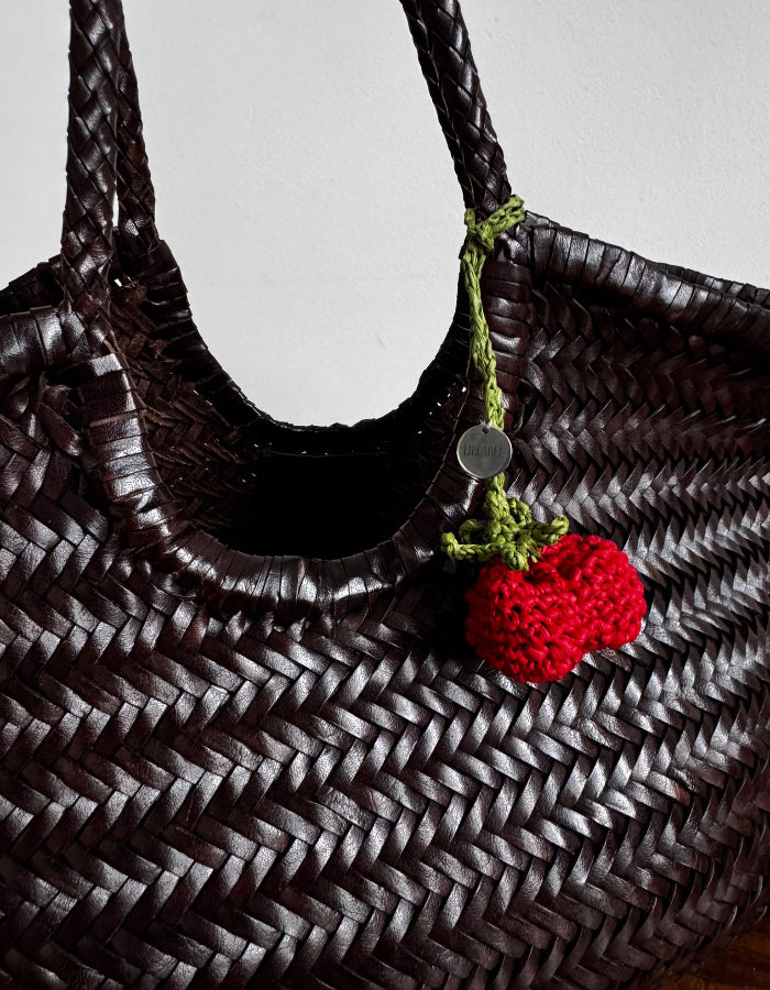 Breloczek pomidorek z raffii | charms do torebki LILLABEL